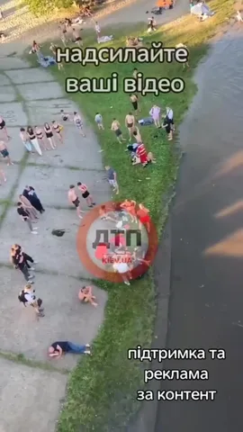 Вид з дрона на людей у Гідропарку біля води