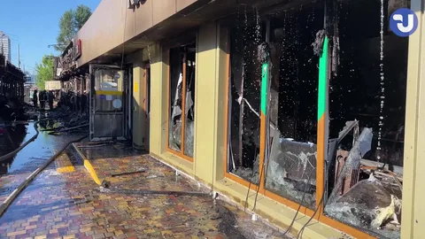 Пошкоджена будівля магазину з вибитими вікнами