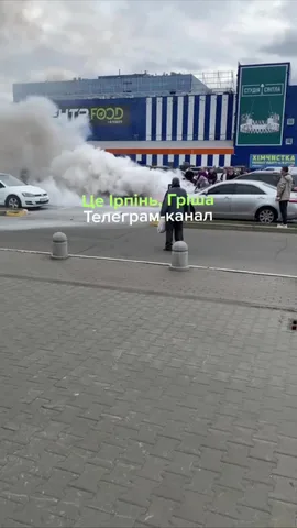 Горіння автомобіля на парковці біля торгових центрів