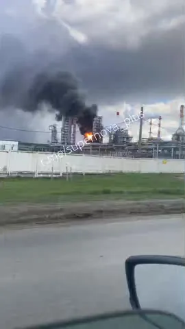 Пожежа на промисловому об'єкті з чорним димом