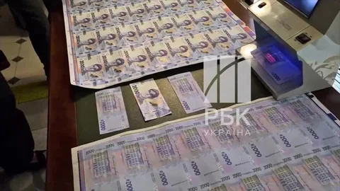 Банкноти номіналом 2000 гривень на столі