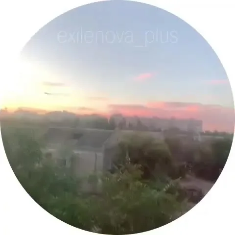 Вид міста на світанку з димом над будівлями