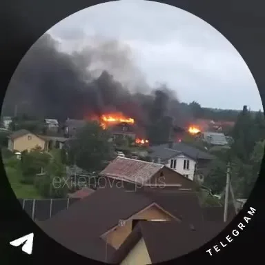 Пожежа на нафтобазі з чорним димом і вогнем