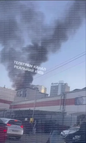 Дим над будівлею бізнес-центру в Києві після удару