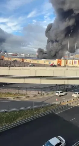 Дим від пожежі над промисловою будівлею в Москві