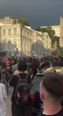 Натовп людей на вулиці міста біля будівель