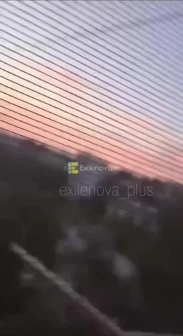 Небо з рожевим світанком над темною місцевістю