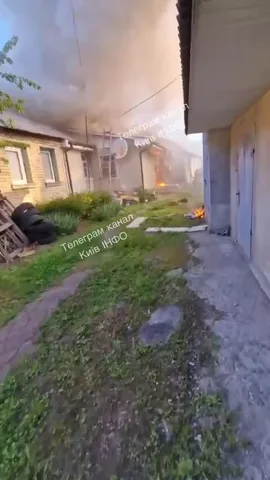 Пожежа в житловому будинку з димом і вогнем