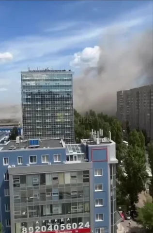 Дим від вибуху над житловими будинками у Воронежі