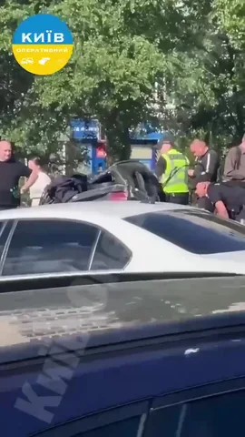 Пошкоджений автомобіль на вулиці біля входу в підземний перехід
