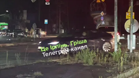 Нічна вулиця з дорожною розміткою та світлофором