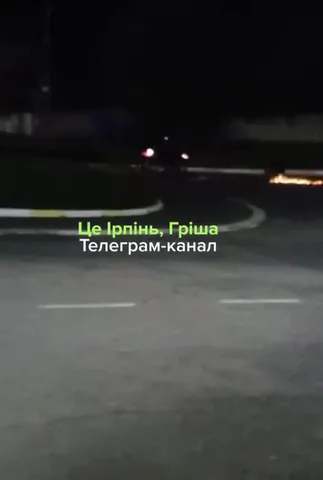 Діти на санчатах їдять по асфальту вночі