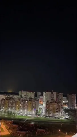 Нічна панорама міста з багатоповерховими будинками та вогнями
