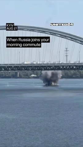 Вибух у воді біля мосту через Дніпро