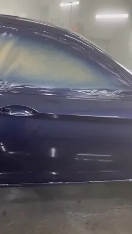 Темний автомобіль з відкритим капотом у гаражі