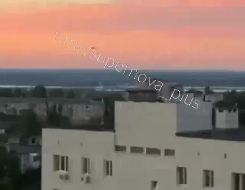 Панорамний вид міста на світанку з річкою