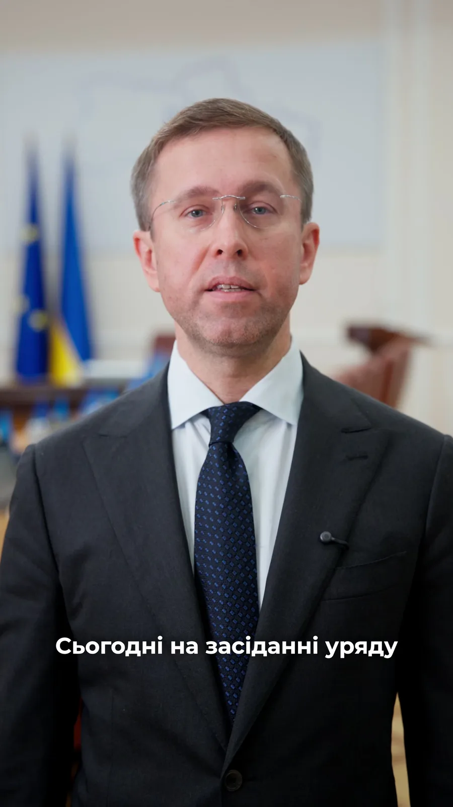 Чоловік у костюмі та краватці на засіданні