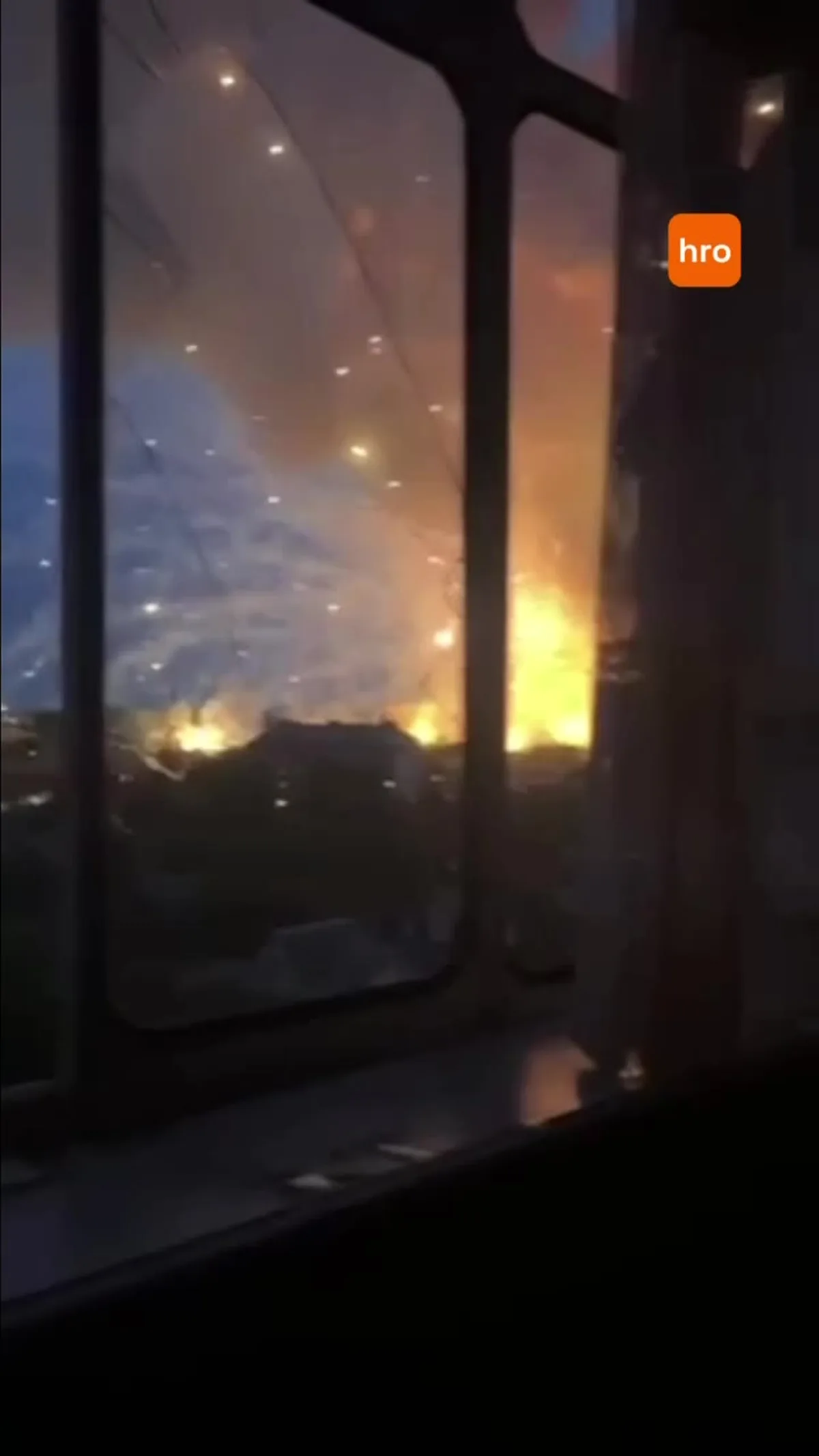 Вид з вікна на пожежі та вибухи вночі