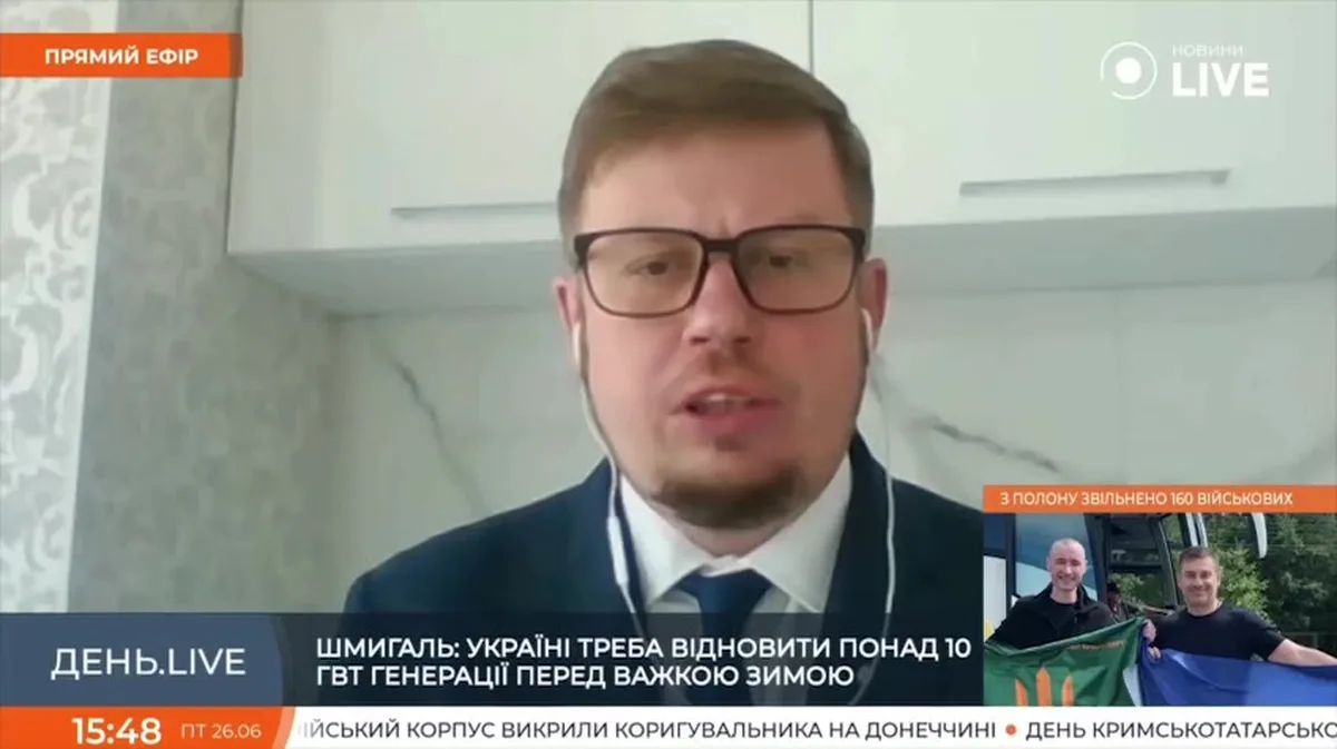 Чоловік у окулярах під час прямого ефіру на телеканалі