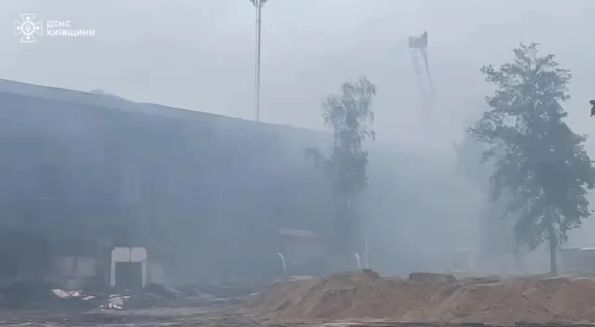 Пошкоджена будівля промислового підприємства в густому диму