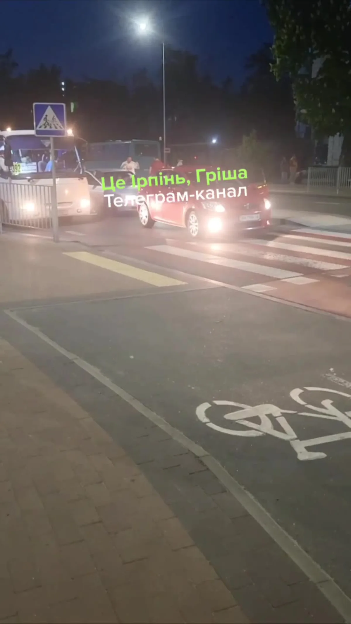 Автомобіль на пішохідному переході вночі під ліхтарями