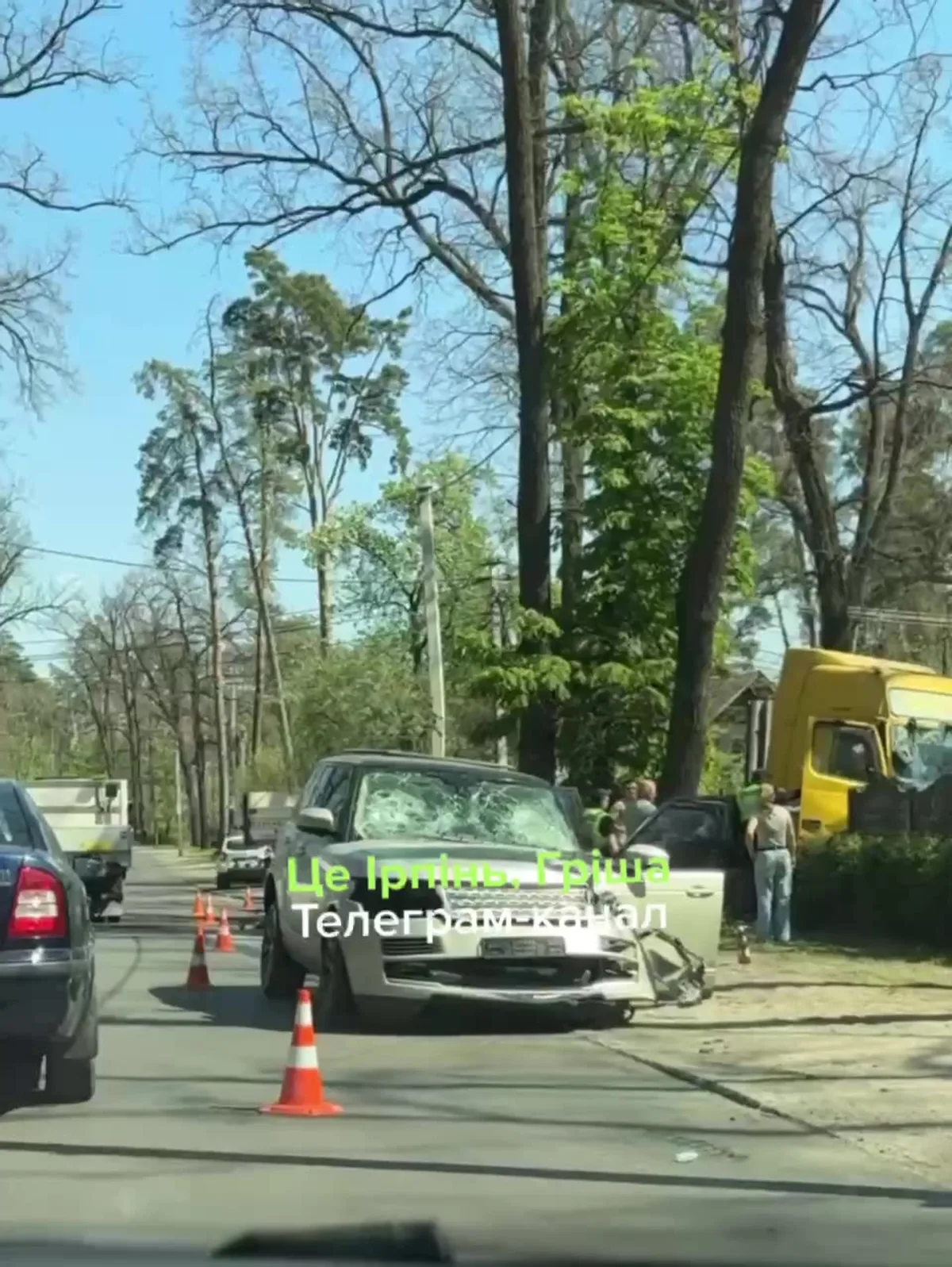 Місце дорожної аварії з пошкодженим автомобілем та конусами