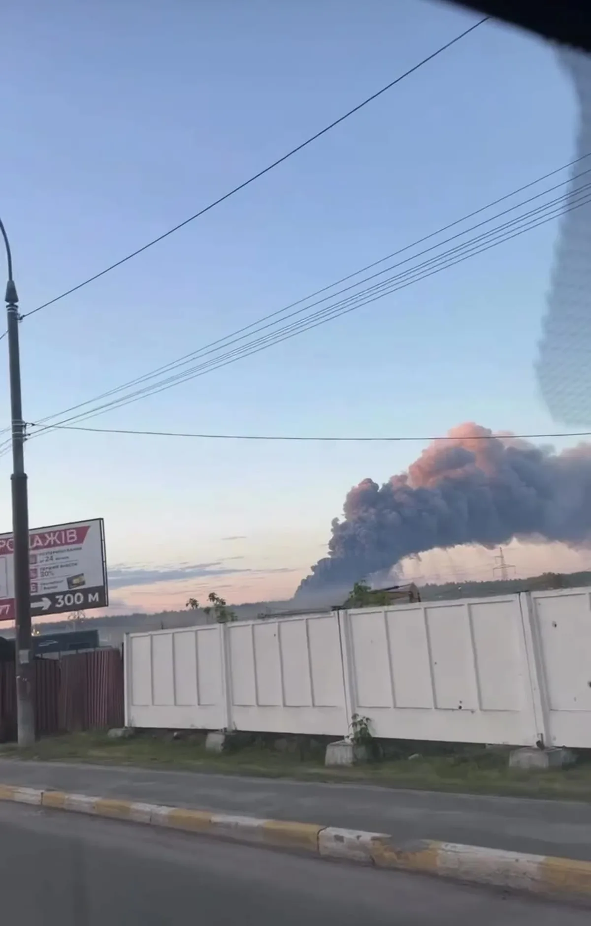 Густий дим над горизонтом на виїзді з міста