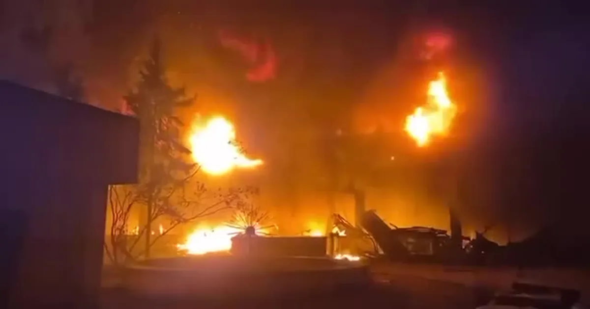 Пожежа на промисловому об'єкті вночі з яскравим полум'ям