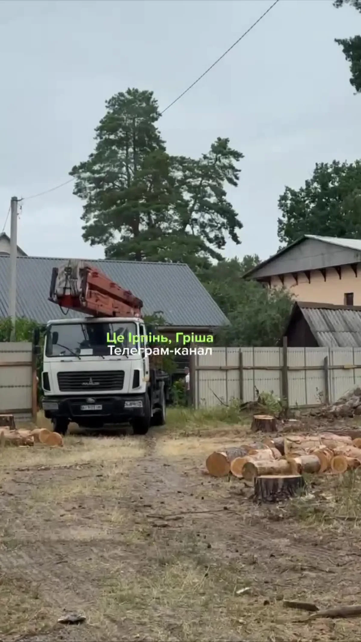 Вантажний автомобіль з бетономішалкою на будівельному майданчику