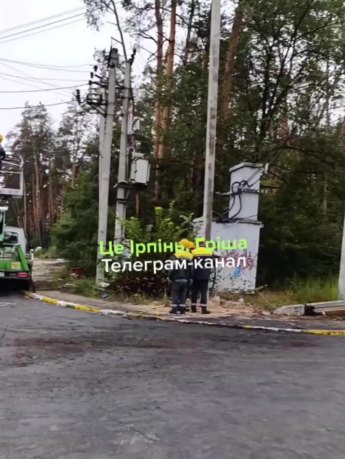 Робітники ДТЕК проводять роботи на електроопорі після ДТП
