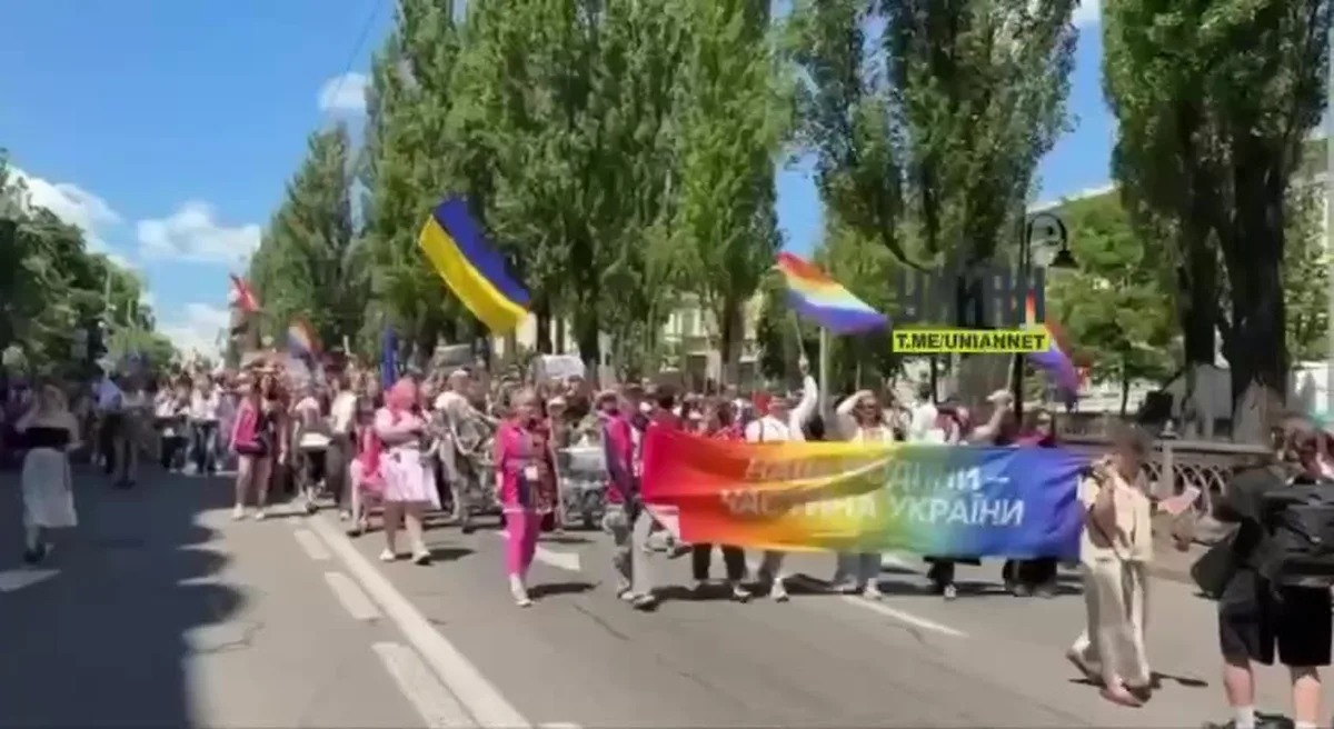 Учасники маршу з веселками та прапорами України на вулиці