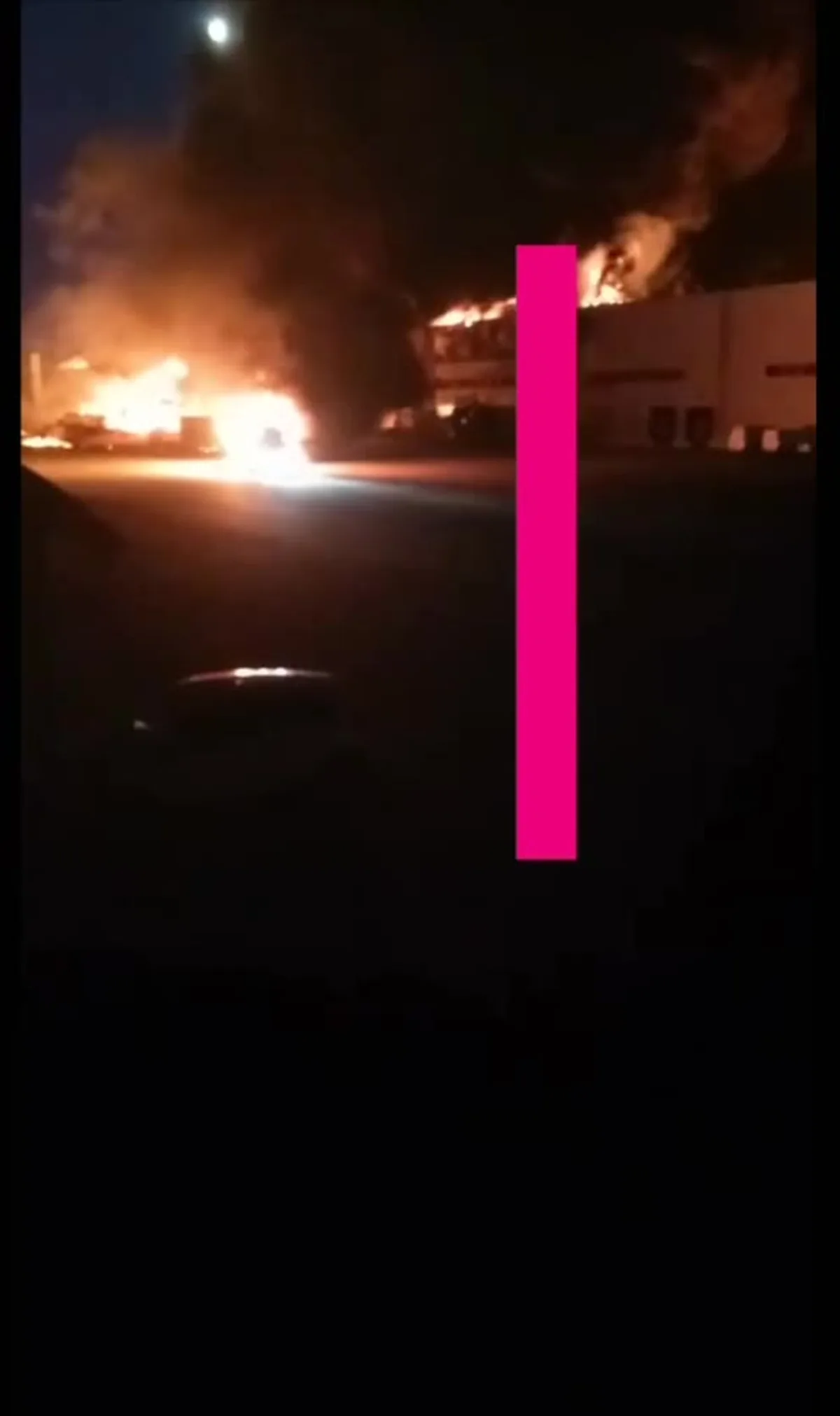 Пожежа на вулиці вночі, палаючі автомобіль та будівля