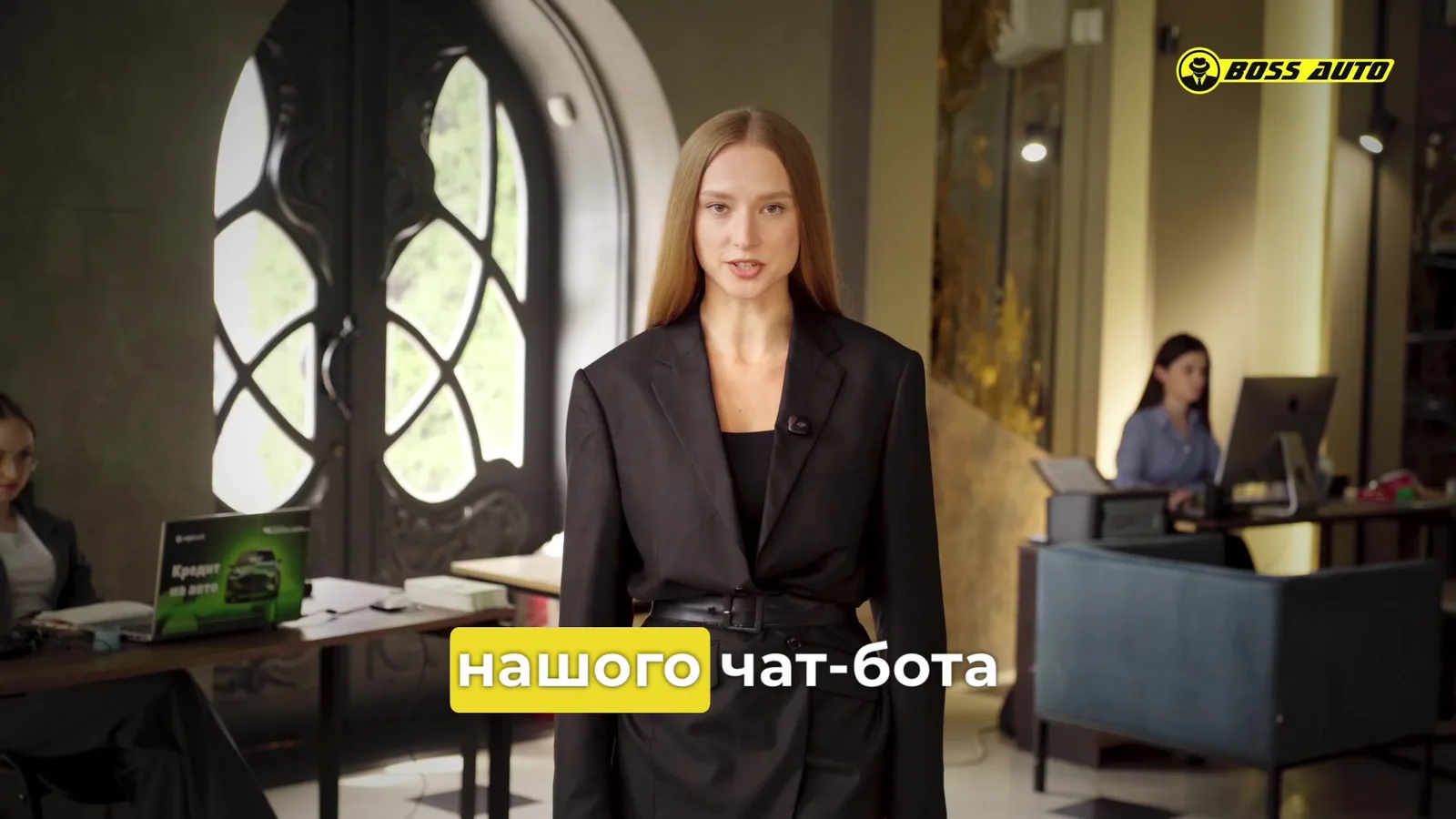 Жінка в чорному піджаку в офісному приміщенні