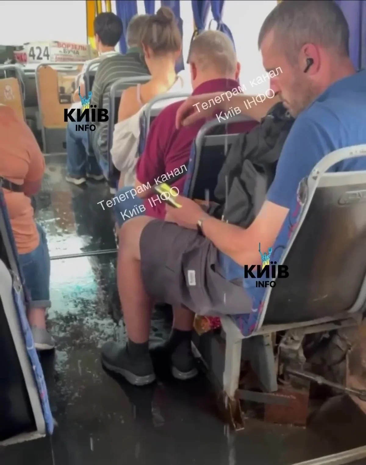 Люди в салоні автобуса під час сильного дощу з градом