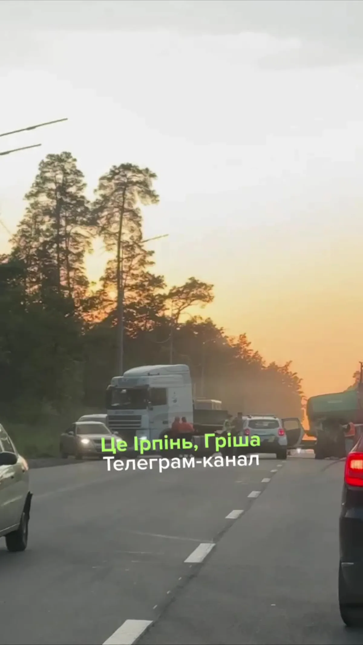 Автомобілі на дорозі під час заходу сонця
