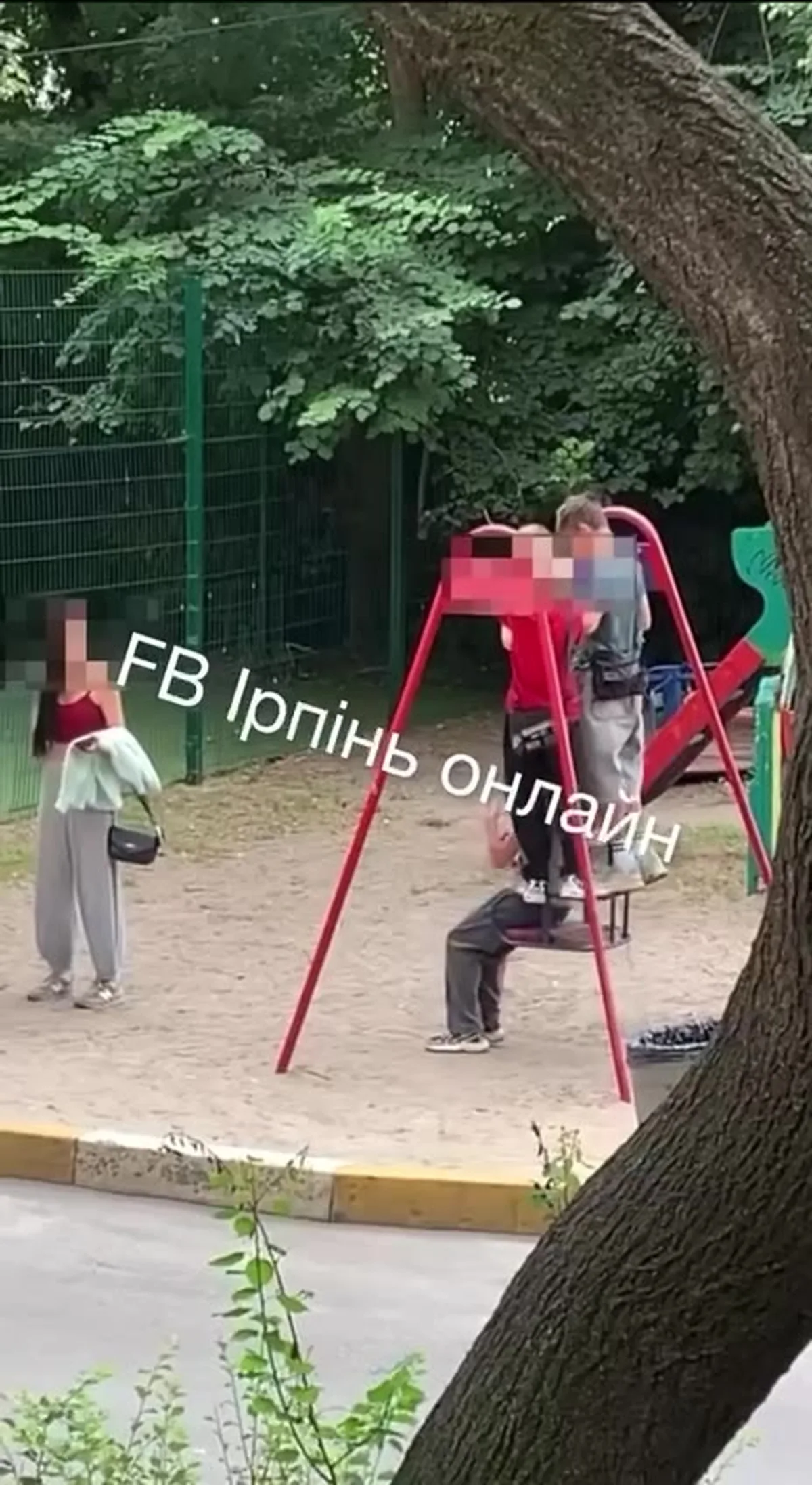 Дітьми на дитячому майданчику біля дерева