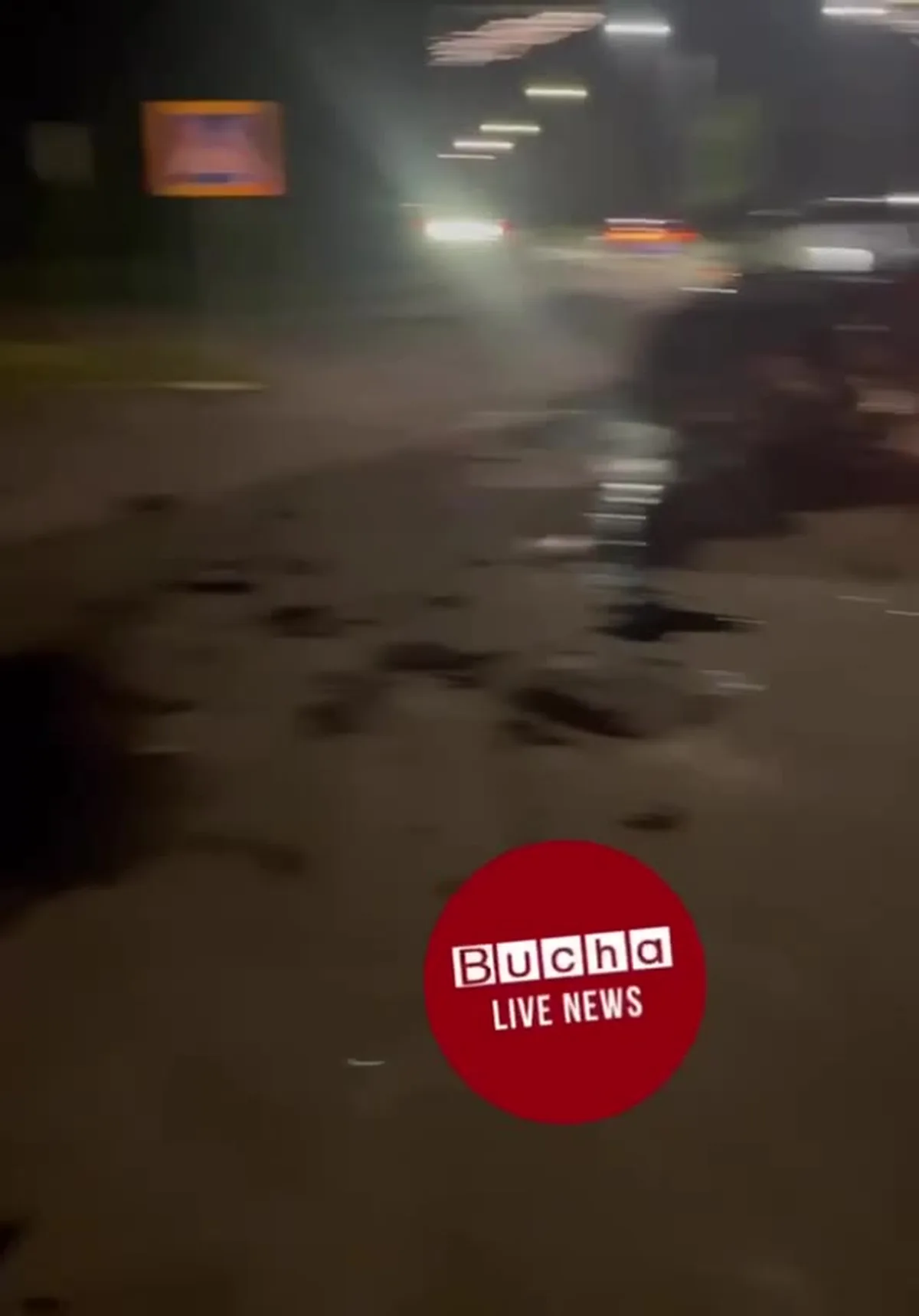 Нічна вулиця з автомобілями та освітленням