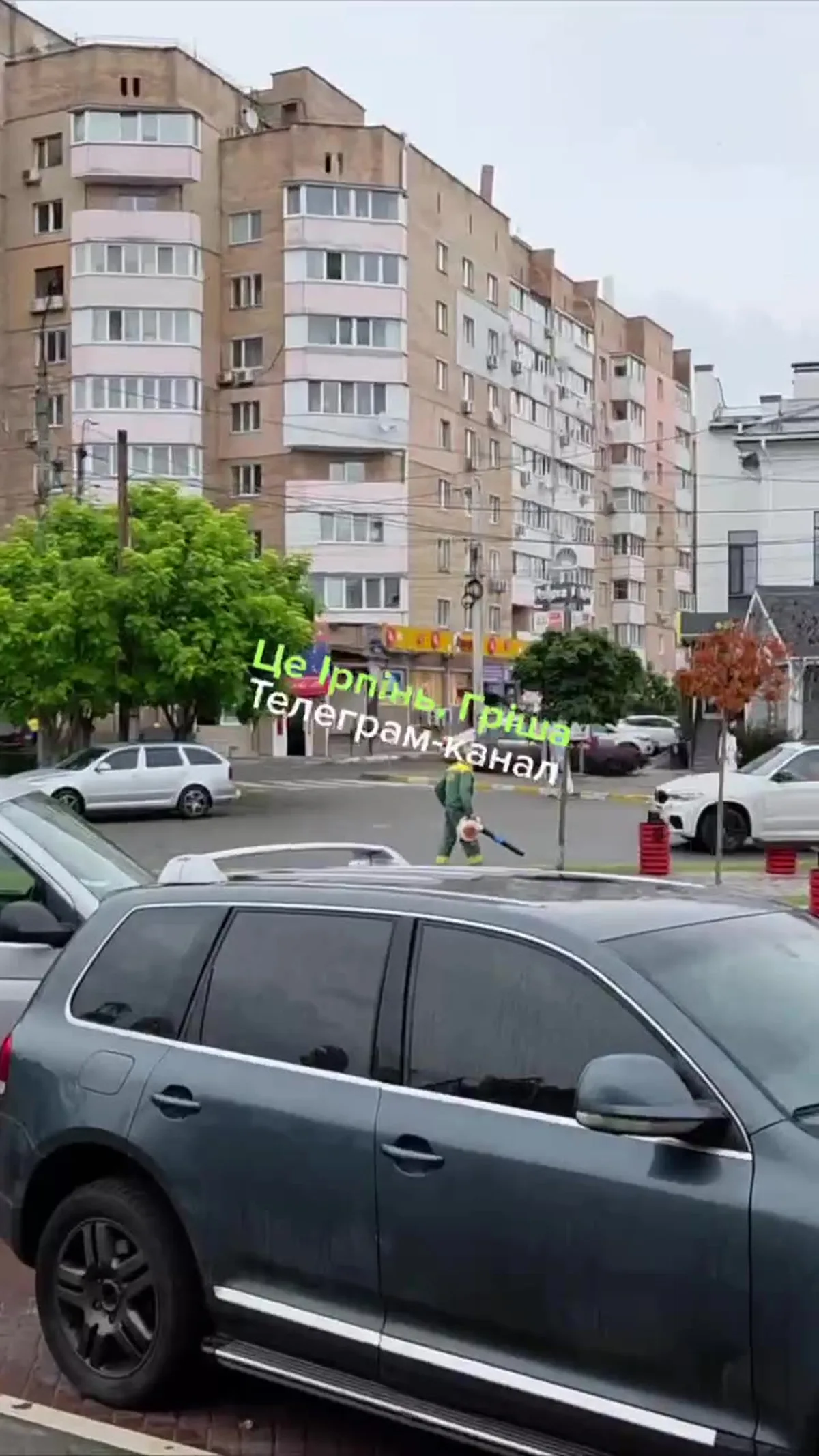Комунальники працюють на вулиці біля житлового будинку
