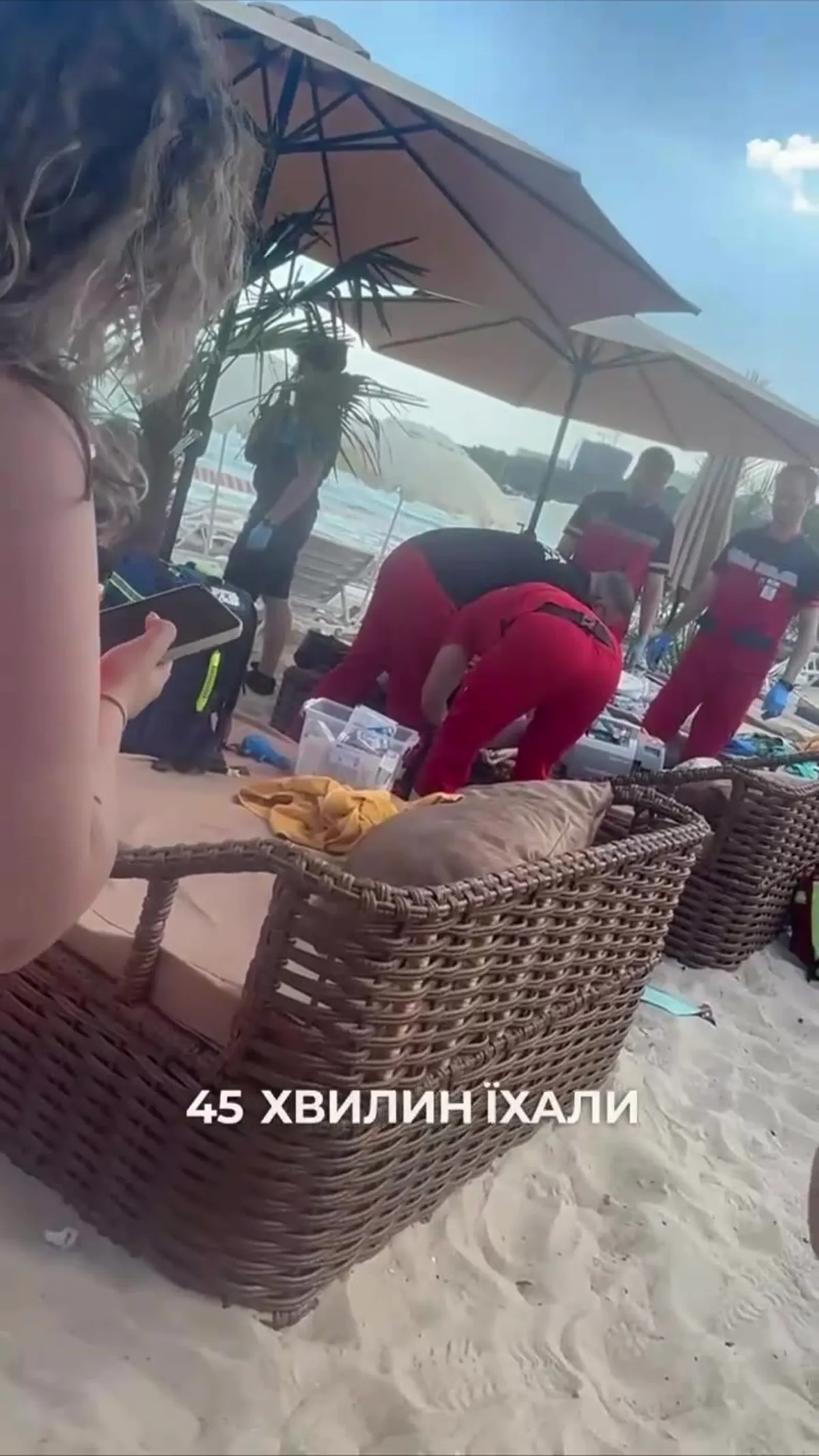 Пляжна зона з парасольками та плетеними крісками на піску