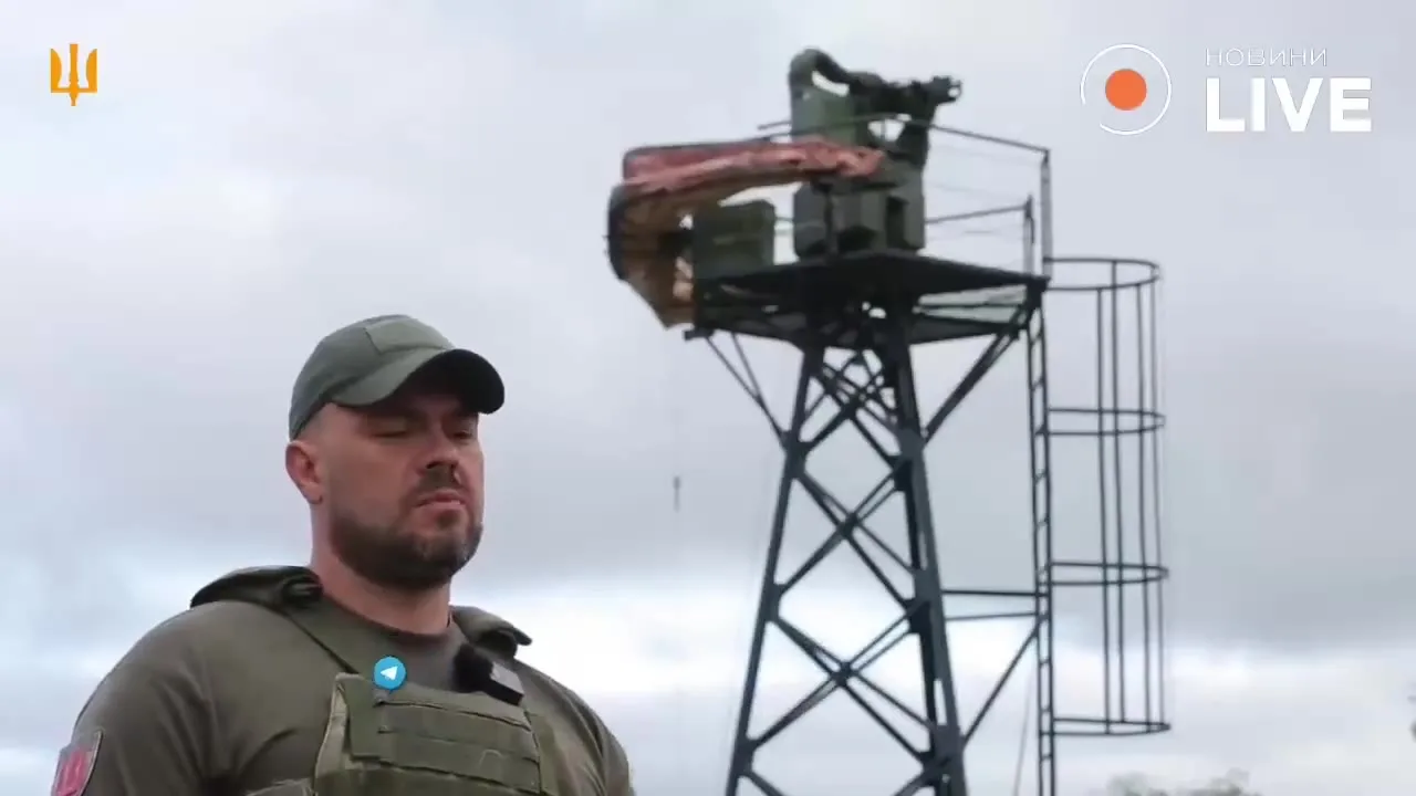 Військовослужбовець біля автономної турелі на металевій конструкції