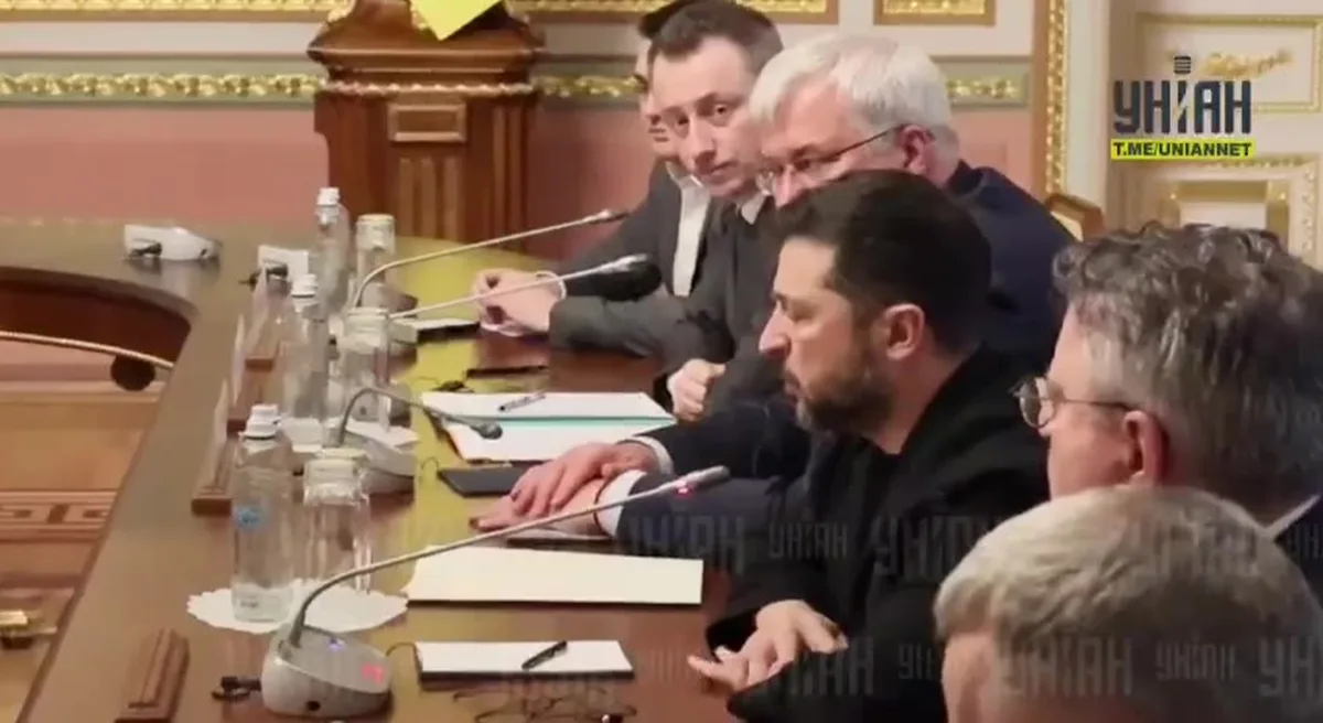 Офіційна зустріч у залі засідань з кількома учасниками