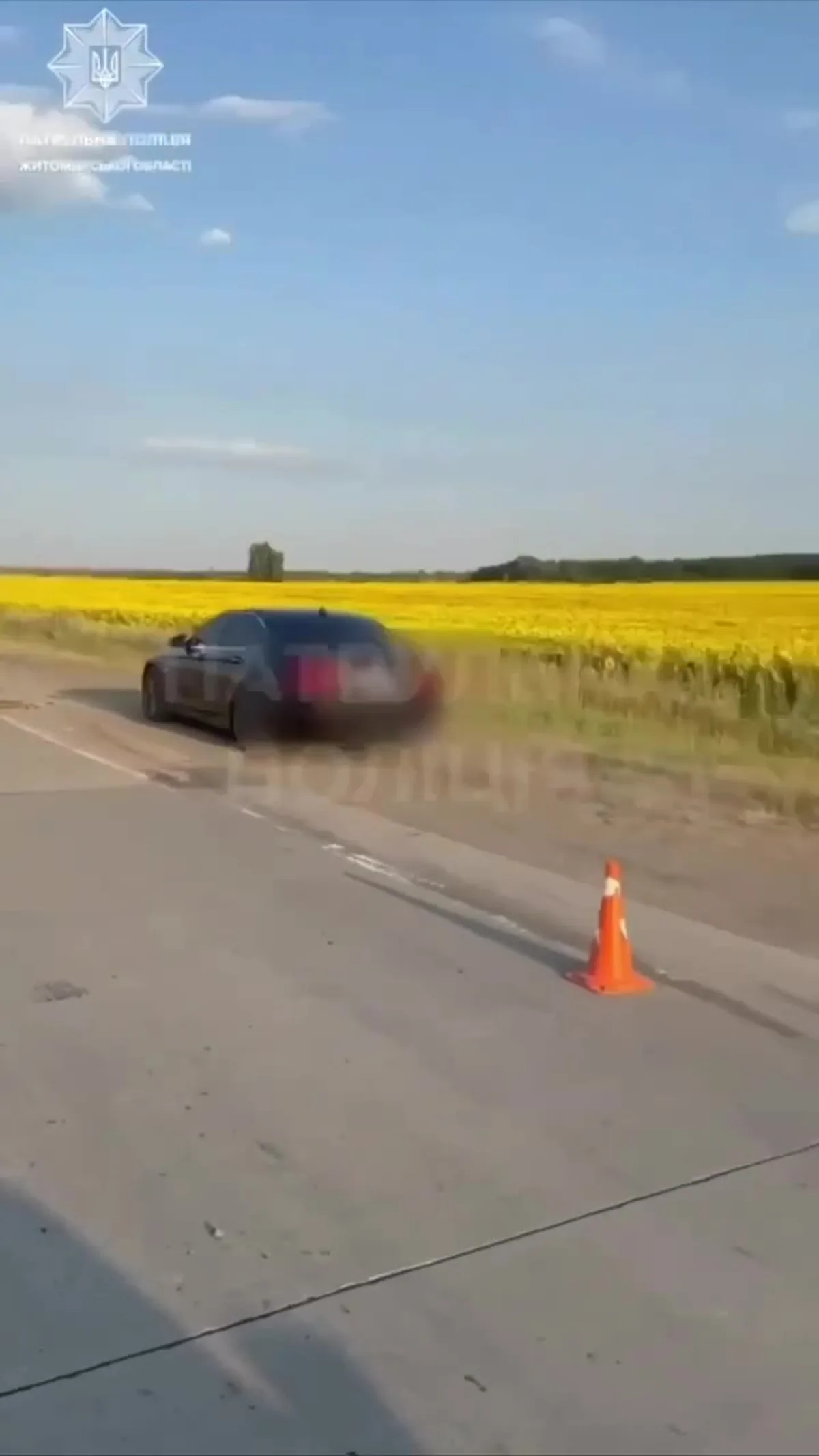 Автомобіль на дорозі з помітними тріщинами асфальту