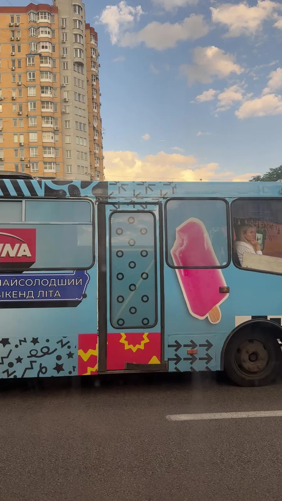 Автобус з великим рожевим ріжком морозива на даху