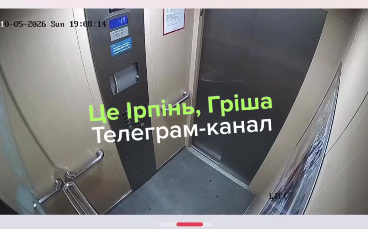 Внутрішній вид ліфта з панеллю управління та дверима