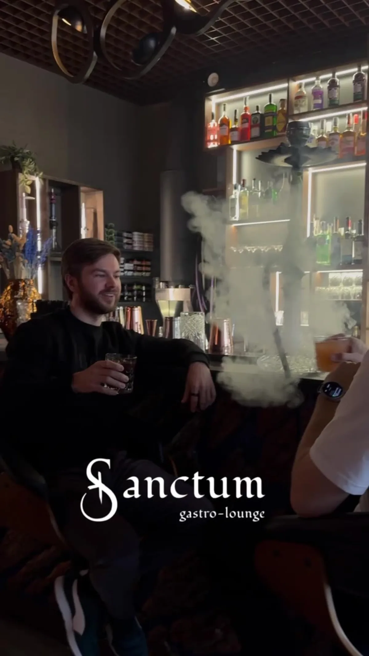 Чоловік у барі Sanctum біля стійки з напоями