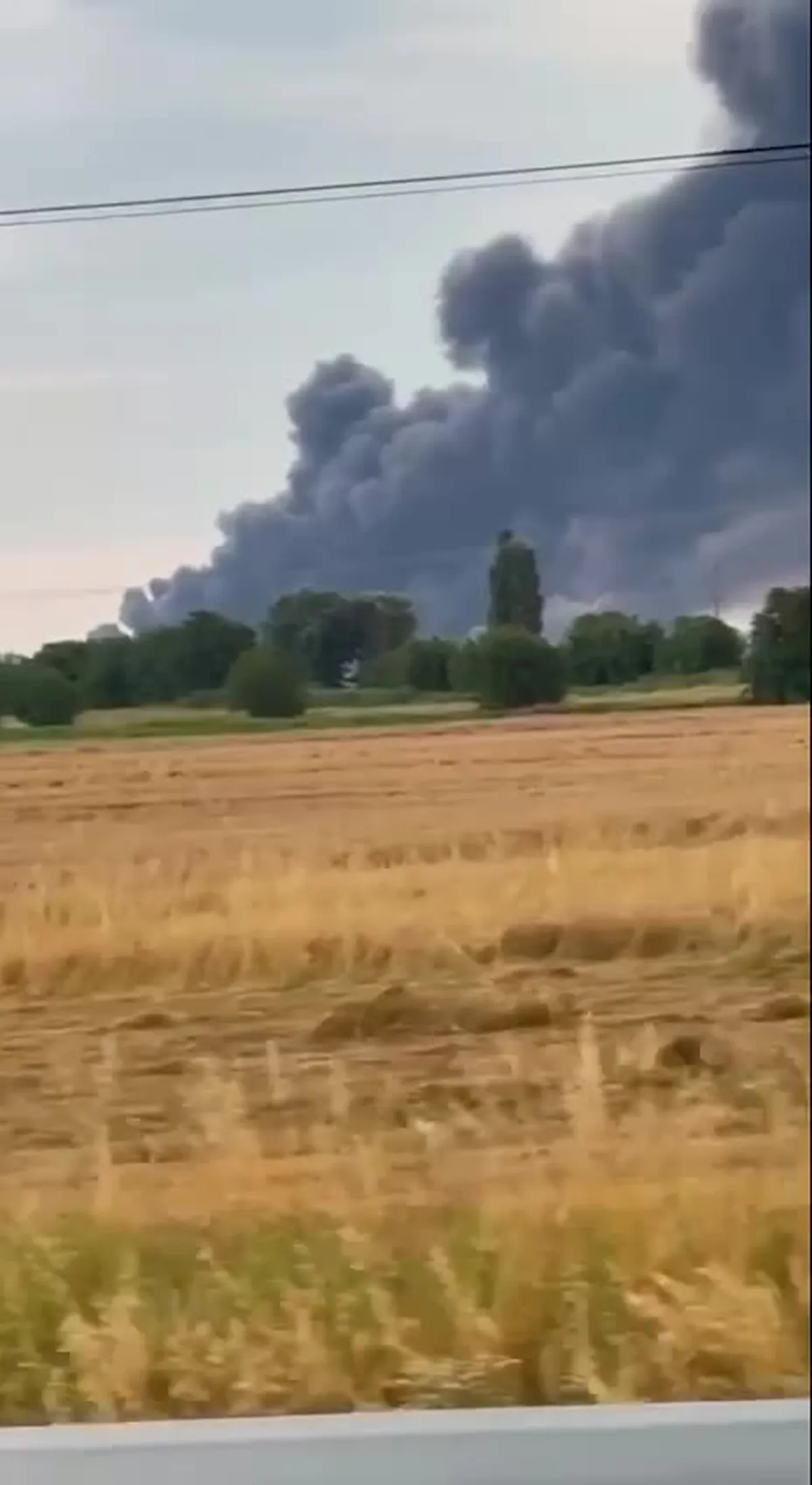 Дим над промисловим об'єктом у сільській місцевості