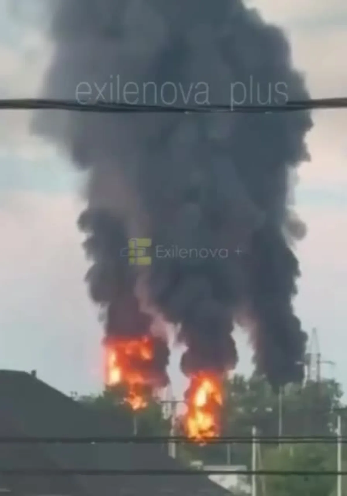 Вибух на об'єкті інфраструктури з великим стовпом диму