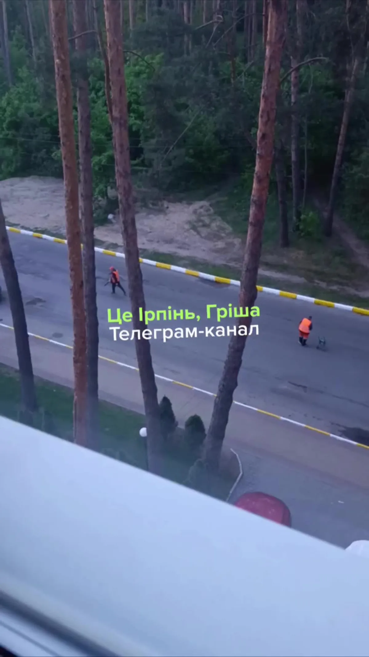 Дорожні роботи на вулиці Ірпеня вночі, люди в жилетах