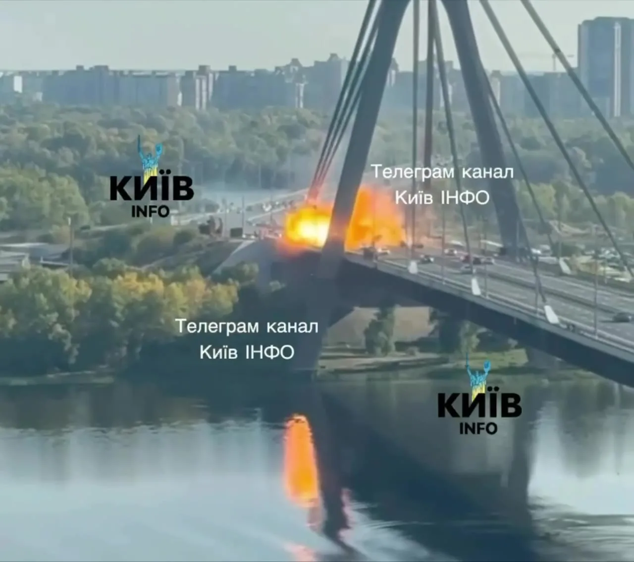Пошкоджена автівка на Північному мосту в Києві