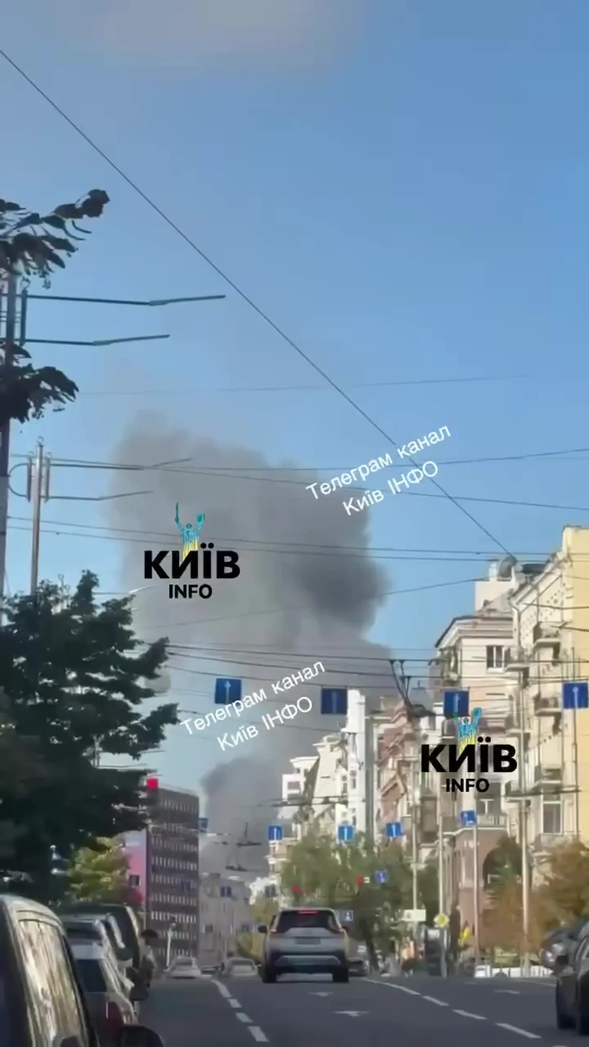 Вулиця Києва з димом від вибуху в районі вокзалу